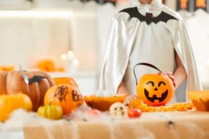 halloween-party-at-home-3D5E76G